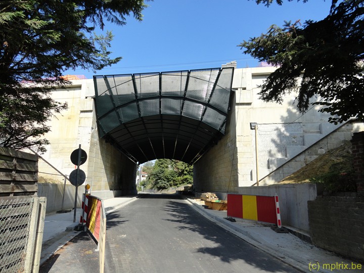 DSC06164.JPG - Le pont est réouvert à la circulation. Il reste à réaliser le revètement mural, les trotoirs et l'asphaltage définitif.